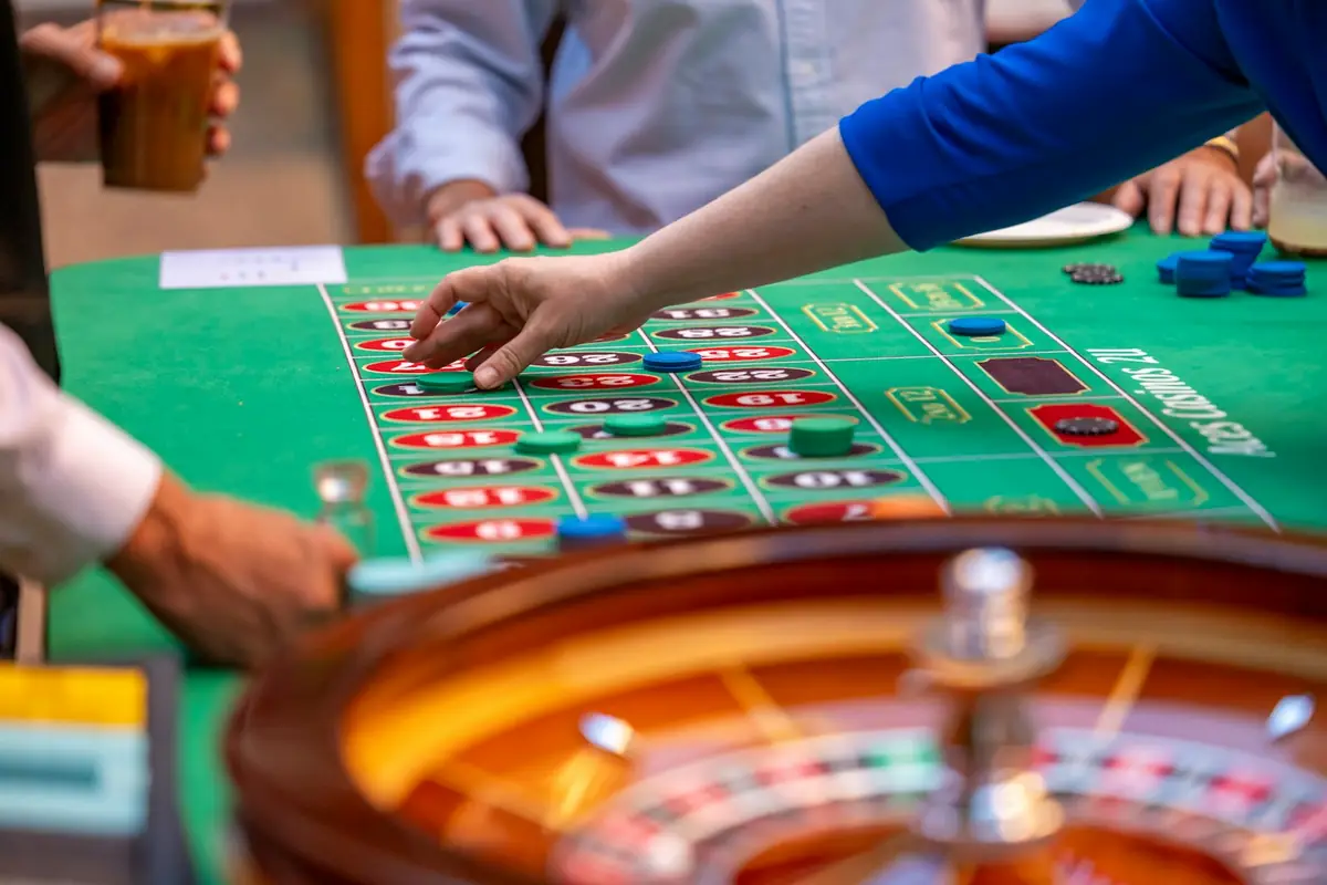 Dealer menyiapkan kartu di meja kasino