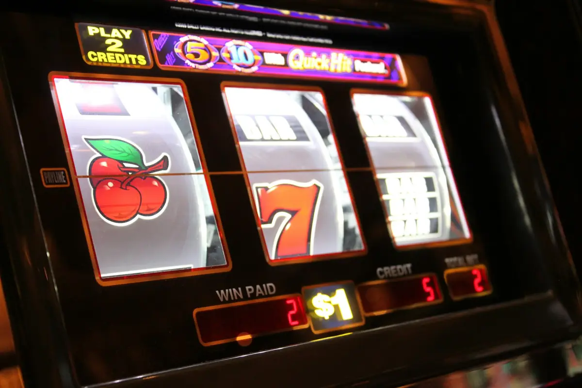 Layar mesin slot menampilkan simbol dan pembayaran