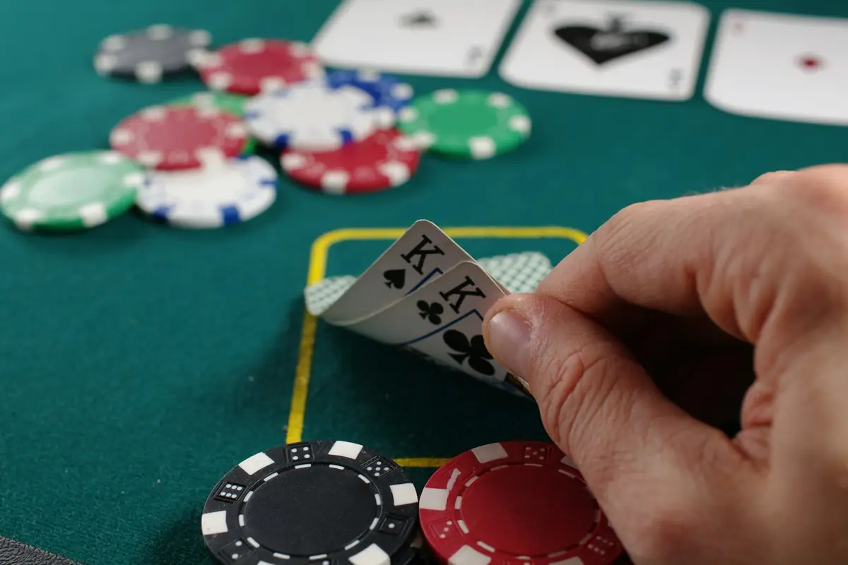 Pemain poker merenung di meja