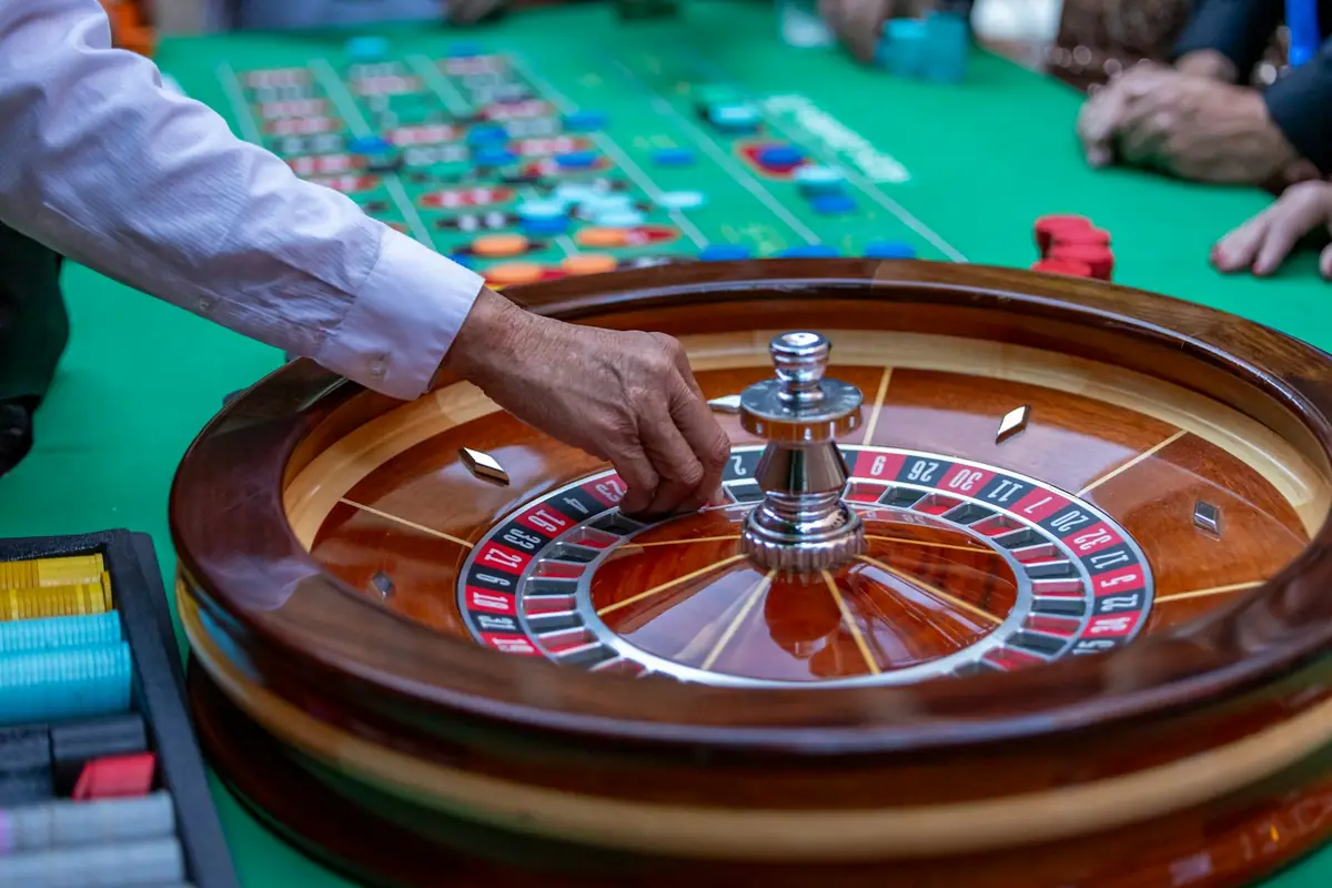Roda roulette dan meja kasino dengan dealer